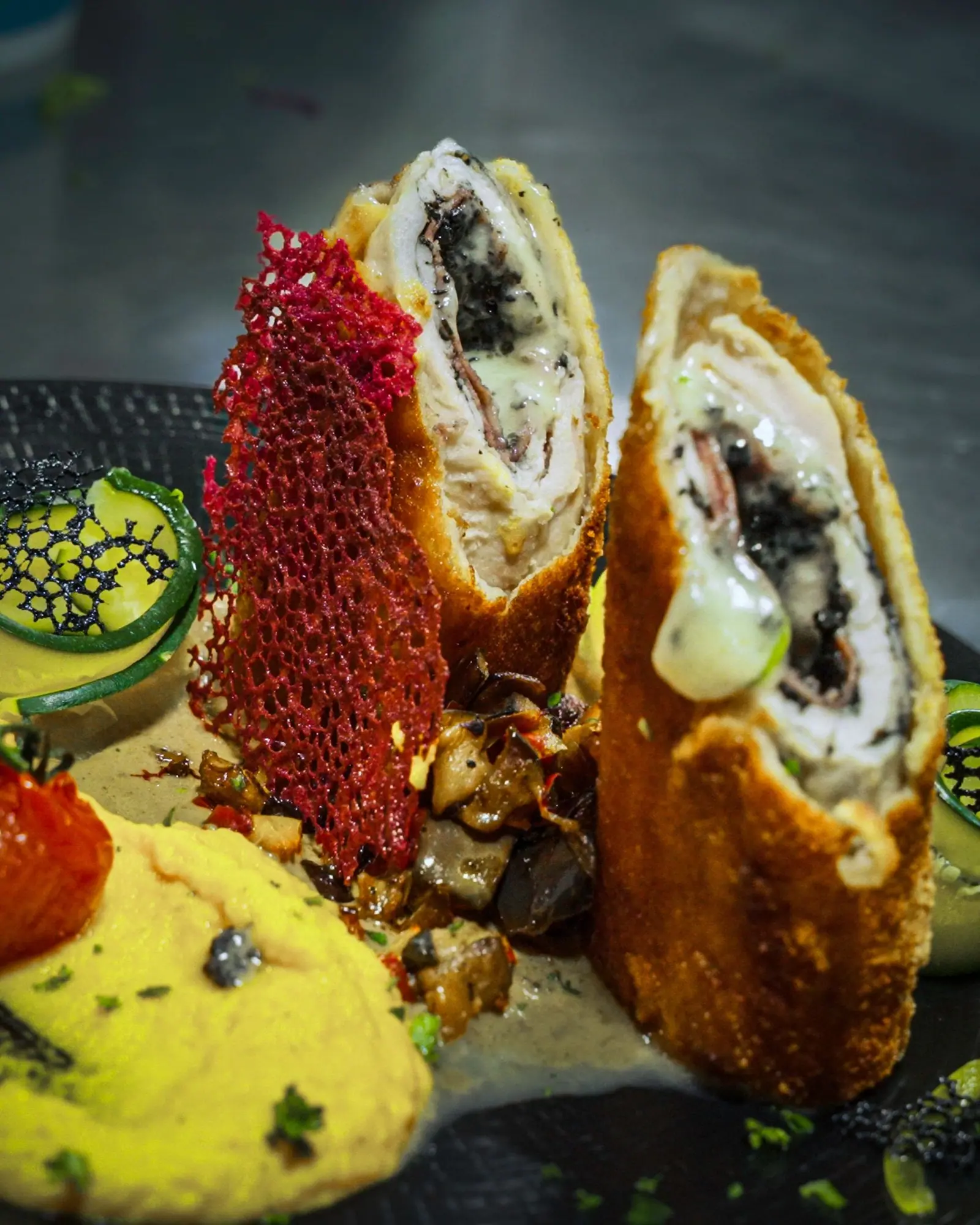 Le cordon bleu de volaille à la truffe, coupé en deux
