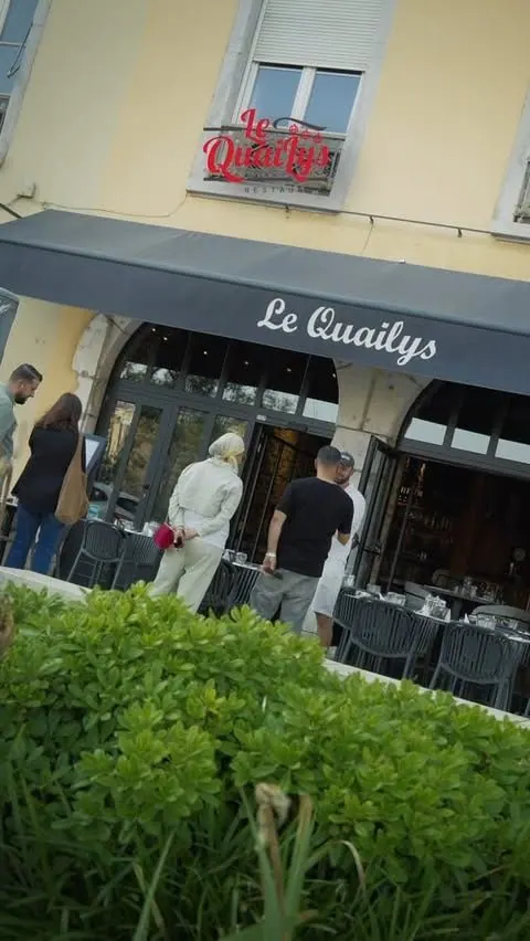 La façade du Quailys : store noir, terrasse sur le quai
