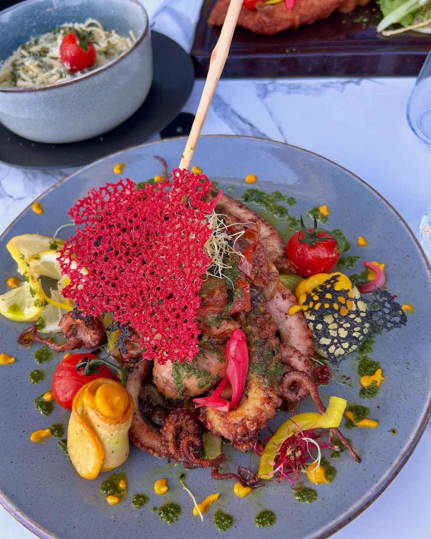 Le poulpe grillé et ses légumes confits
