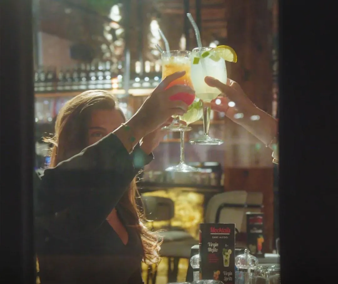 Des verres levés au bar du Quailys