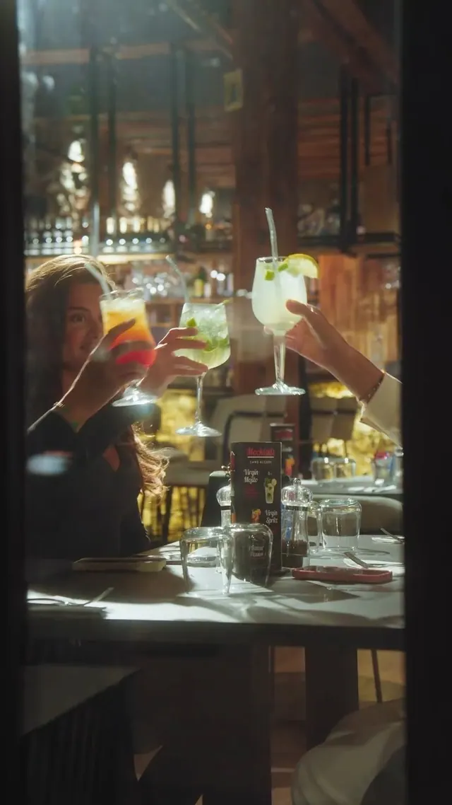 Deux verres levés