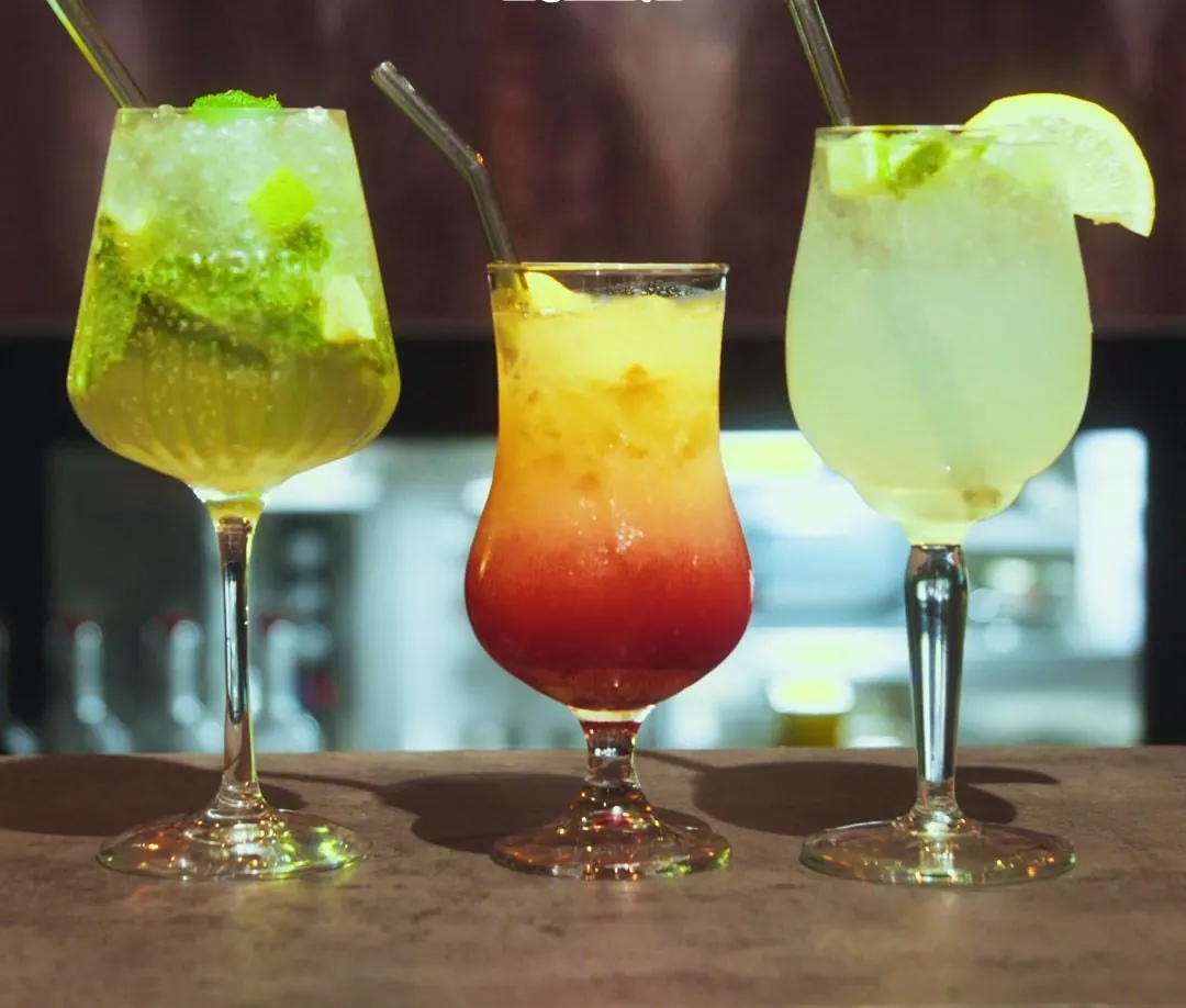 Trois verres sur le bar